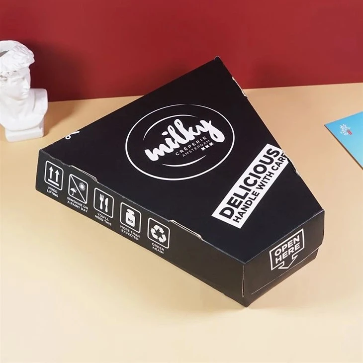 Fatia de caixa de pizza com logotipo impresso